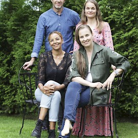 MIELETÖN | Kuvassa: Jussu Pöyhönen, Niina Sillanpää, Amira Khalifa ja Nora Raikamo | Kuva: Ekku Raikamo