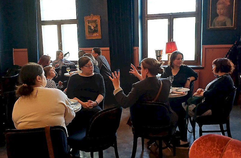 People in discussion. Photo by Minna Holopainen.